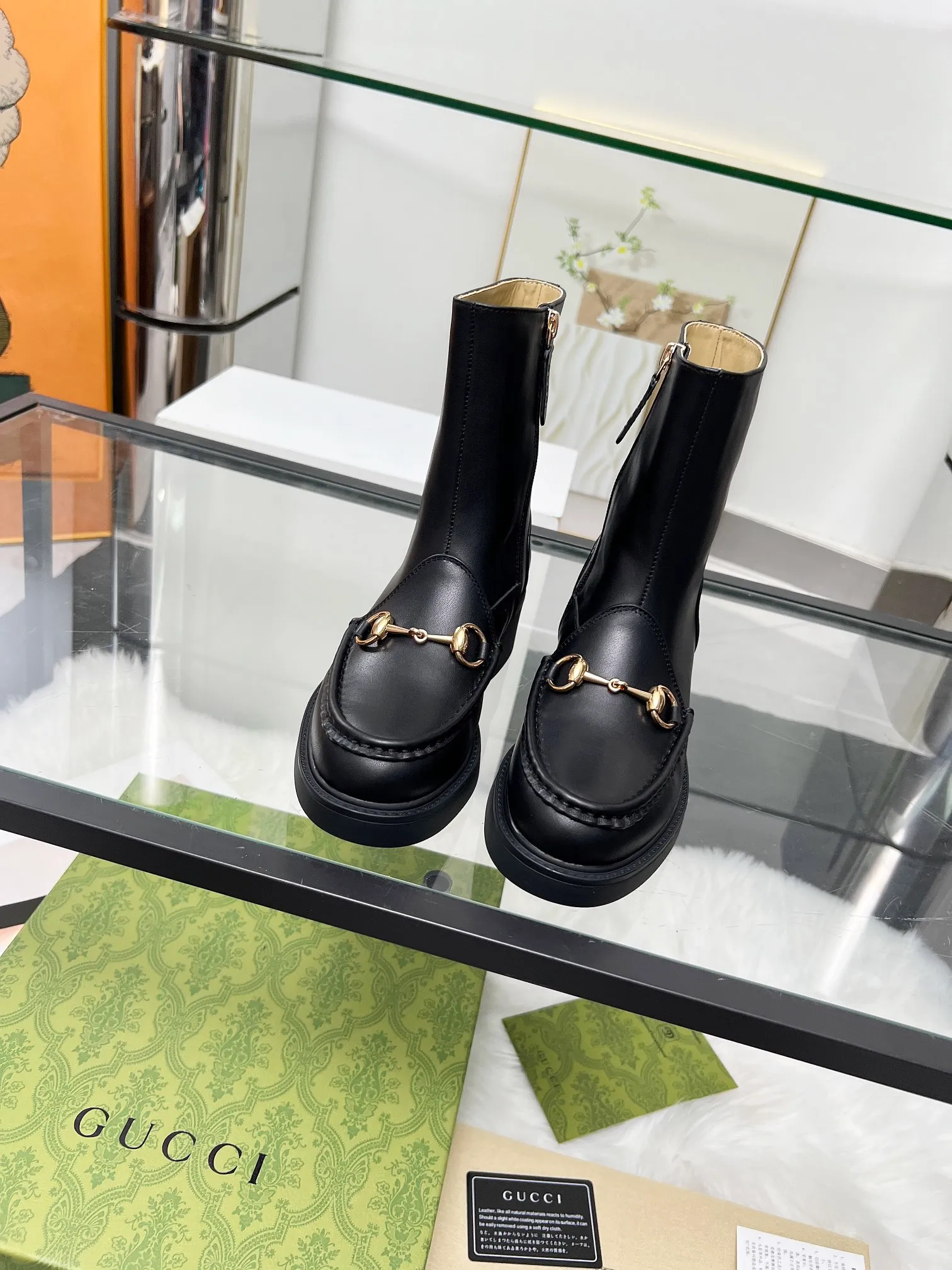 👟👟Ex-factory price 600👟👟 2025 latest version of Gucci GUCCI hot sale✅ 🎉Very easy to match👍Inner zipper design, easy to put on and take off 'Branded buckle Heel height: 6cm Fabric: Cowhide/open edge beads Inner/foot: apricot cowhide 🐂 Outsole PPU material Color: black Code number: 34-40. 34 and 41 42 need to be customized. Packaging: Comes with card and cloth bag.